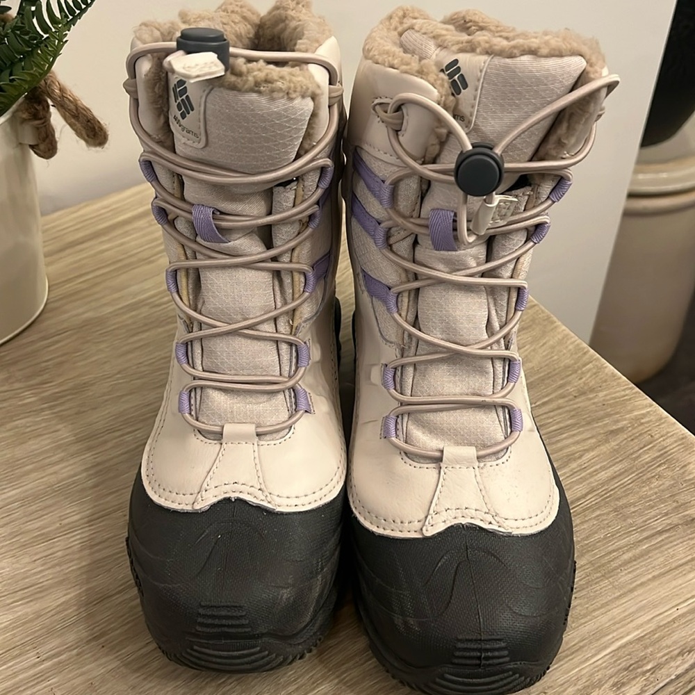 Size 6 Woman’s Columbia snow boot. Like new. Off white and lavender trim. Toggle